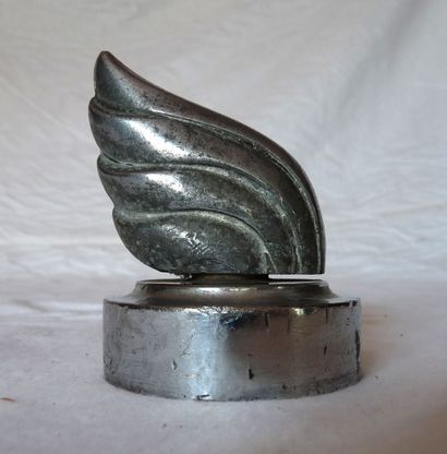null "Automobiles Mathis" Modèle présenté: Emysix 1928, Flamme: aliage, base en bronze....
