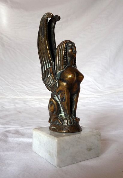 null "Femme Sphinx", Bronze doré non signé, haut 142 mm.