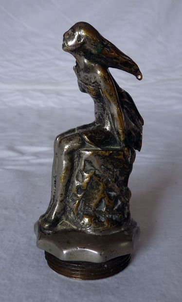 null "Femme au rocher", Bronze non signé, haut 115 mm.