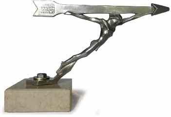 null "Homme à la flèche", signé Darel, France 1925. Bronze (H. 180 mm, l. 200 mm)....