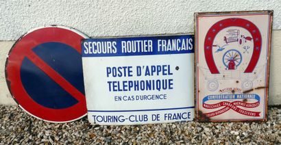 null Lot comprenant 3 plaques diverses dont une plaque du Touring Club de France...