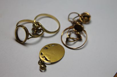 null LOT d'or composé de deux paires de boucles d'oreilles, trois bagues et une medaille...