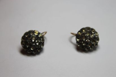 null PAIRE DE BOUCLES D'OREILLES strass

