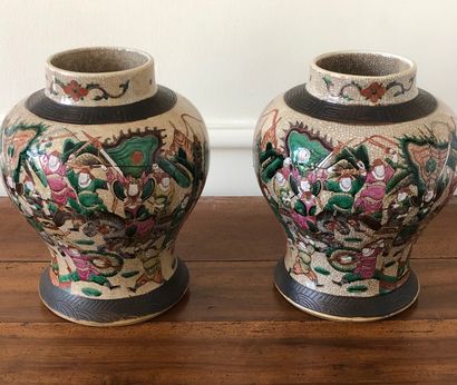 null CHINE 

Paire de vases balustre en porcelaine de Nankin à décor émaillé en polychromie...