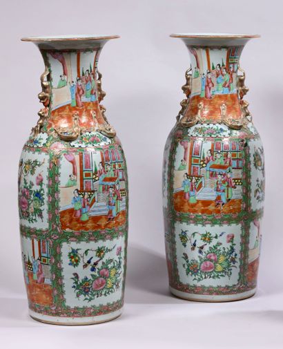 CHINE
Paire de grands vases balustre
en porcelaine...