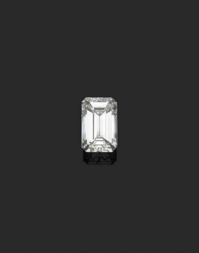 null CARTIER SETTING
RING
holding a 23.25-carat emerald-cut diamond set with two...