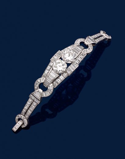 null ART DÉCO
BRACELET
holding in its center two round brilliant-cut diamonds (7.90...