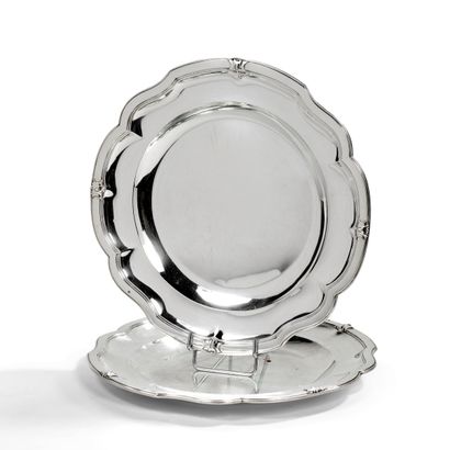 null A PAIR OF round silver platters with threaded movements. 



Minerve hallmark



Master...