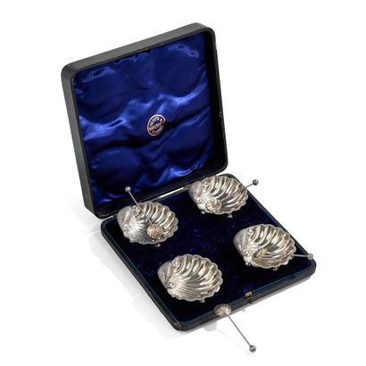 null FOUR silver shell-shaped SALERONS and their spoon. Original case.



English...