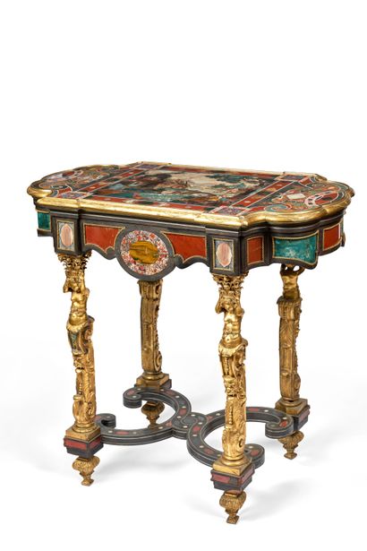 null TABLE DE MILIEU en placage d’ébène, le plateau orné en pietra dura dont agate,...