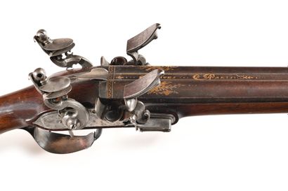 null SYSTEM FLINTLOCK DOUBLE SHOTGUN. 
Round, table-top barrels, with thunder-blued...