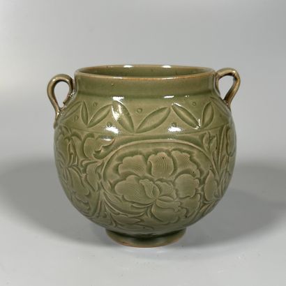 null CHINE
Pot aux anses en porcelaine céladon de style Song à décor émaillé de fleurs.
Fin...