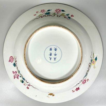 null CHINE
Grand plat en porcelaine polychrome à décor émaillé de chrysanthèmes dans...