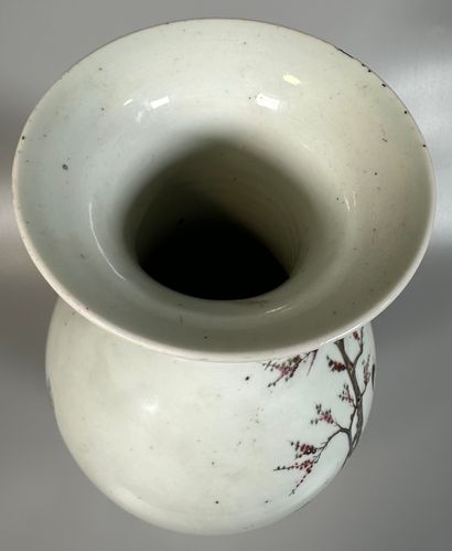 null CHINE
Vase balustre en porcelaine polychrome à décor émaillé de personnages...