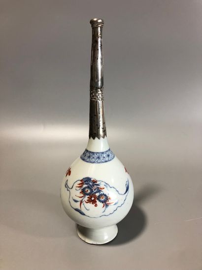 null CHINE
Vase aspersoir en porcelaine à décor "imari chinois".
Col en argent (accident)
Epoque...