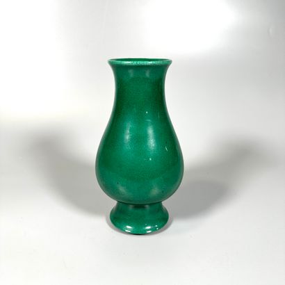 null CHINE
Vase en porcelaine à décor émaillé vert craquelé.
XIX-XXe siècle
H : 20.5...