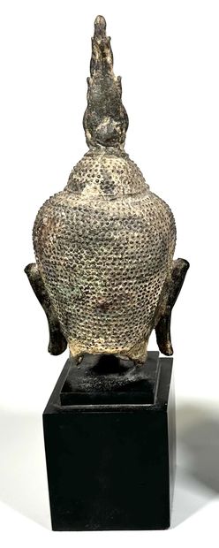 null THAILANDE
Tête de Bouddha en bronze à patine de fouille.
Royaume du SIAM, XVe...