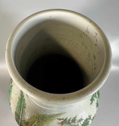null CHINE
Vase de forme rouleau en porcelaine à décor en émaux de la famille verte...