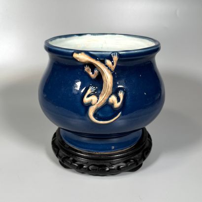 null CHINE
Brûle-parfum en porcelaine émaillée bleu, les anses à décor de lézards....