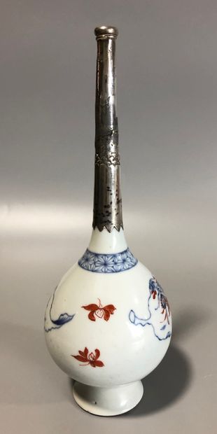 null CHINE
Vase aspersoir en porcelaine à décor "imari chinois".
Col en argent (accident)
Epoque...