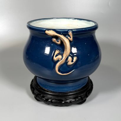 null CHINE
Brûle-parfum en porcelaine émaillée bleu, les anses à décor de lézards....