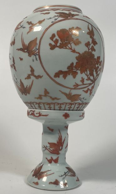 null CHINE
Lanterne en porcelaine blanche à décor émaillé or et orange d'oiseaux...