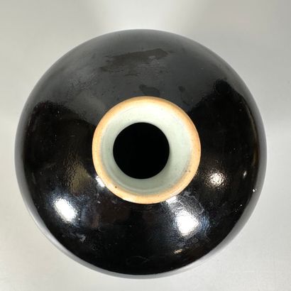 null CHINE
Vase en porcelaine émaillée noir.
XIXe siècle
H : 21 cm