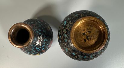null CHINE
Paire de vases balustre en bronze cloisonné à fond noir.
Fin XIXe siècle
Haut...