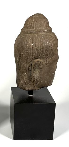 null CAMBODGE
Tête de Bouddha en grès.
Période khmère, BAYON, XII-XIIIe siècle
H...