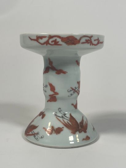 null CHINE
Lanterne en porcelaine blanche à décor émaillé or et orange d'oiseaux...