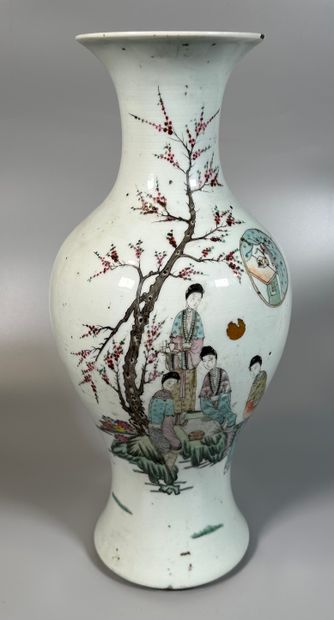 null CHINE
Vase balustre en porcelaine polychrome à décor émaillé de personnages...
