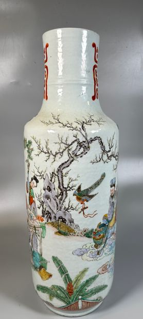 null CHINE
Vase de forme rouleau en porcelaine à décor en émaux de la famille verte...