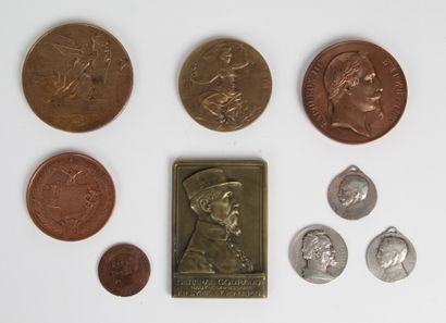  LOT DE NEUF MÉDAILLES EN BRONZE

-	Pièce de 10 centimes en bronze de 1853 Napoléon... Gazette Drouot