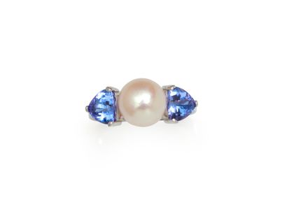 null RING 
holding a white pearl (untested) set with two tanzanite troïdia. Set in...