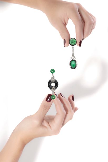 null CARTIER
BROCHET 
holding three circular elements, one in onyx with round brilliant-cut,...