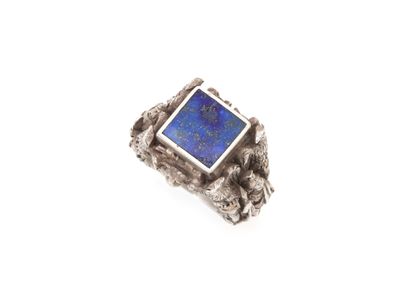 null XIXth CENTURY
RING 
adorned with a square lapis lazuli plate. The elaborate...
