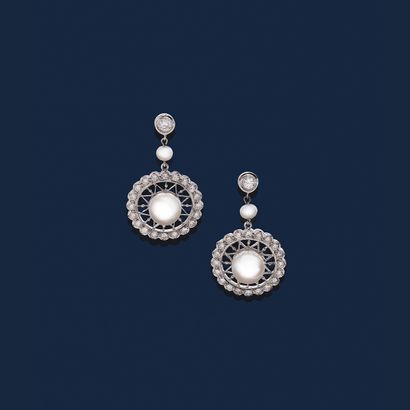 null PAIR OF EARRINGS
of circular shape, holding in its center a white pearl (untested)...