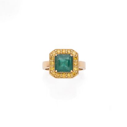 null RING
holding in its center a square cut emerald of approx. 2.60 carats in a...