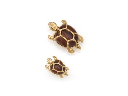 null SABBADINI
TWO PINS
depicting turtles, with two round brilliant-cut diamonds...