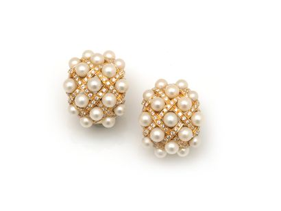 null PAIR OF EARRINGS
featuring a geometric design bridged with white pearls (untested)...