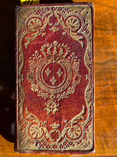 null ALMANACH - Court calendar. In-32 contemporary red morocco, spine lise orné,...