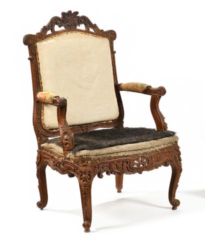 null FAUTEUIL 
En chêne mouluré, sculpté, à dossier plat, à décor ajouré de feuillages...