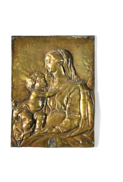 null BAS-RELIEF 
En cuivre repoussé figurant la Vierge à l’Enfant 
Flandre, XVIIe...