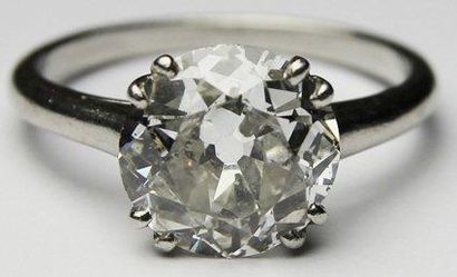 null BAGUE SOLITAIRE en platine ornée d'un diamant de taille moderne environ 2 carats....