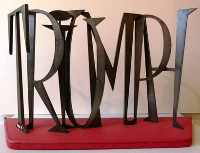 TRIUMPH Sculpture lettre acier vernis, hauteur 30 cm, sur socle en cuir rouge
