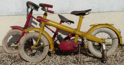 null Sujet de manège des années 60, «Vélomoteur», ainsi qu'un vélo