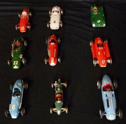 Lot de 9 maquettes représentant des automobiles...