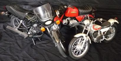 Lot comprenant 3 motos miniatures (Yamaha,...