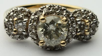 null BAGUE en or gris ornée de trois diamants de taille moderne environ 1,14 carat...