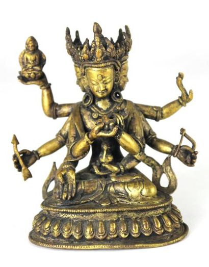 CHINE BOUDDHA en bronze doré à trois têtes et à huit bras, sous la base se trouve...